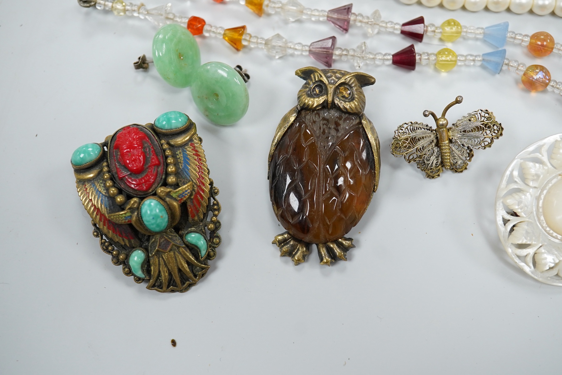A simulated pearl bracelet and other jewellery including earrings, brooches, jade necklace, etc.